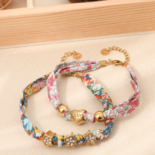 Pulsera Tela con Dijes Corazón y Cuentas Doradas