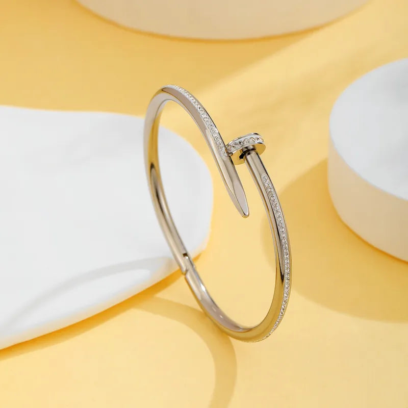 Pulsera Plateada Tipo Pulso Clavo con Circón