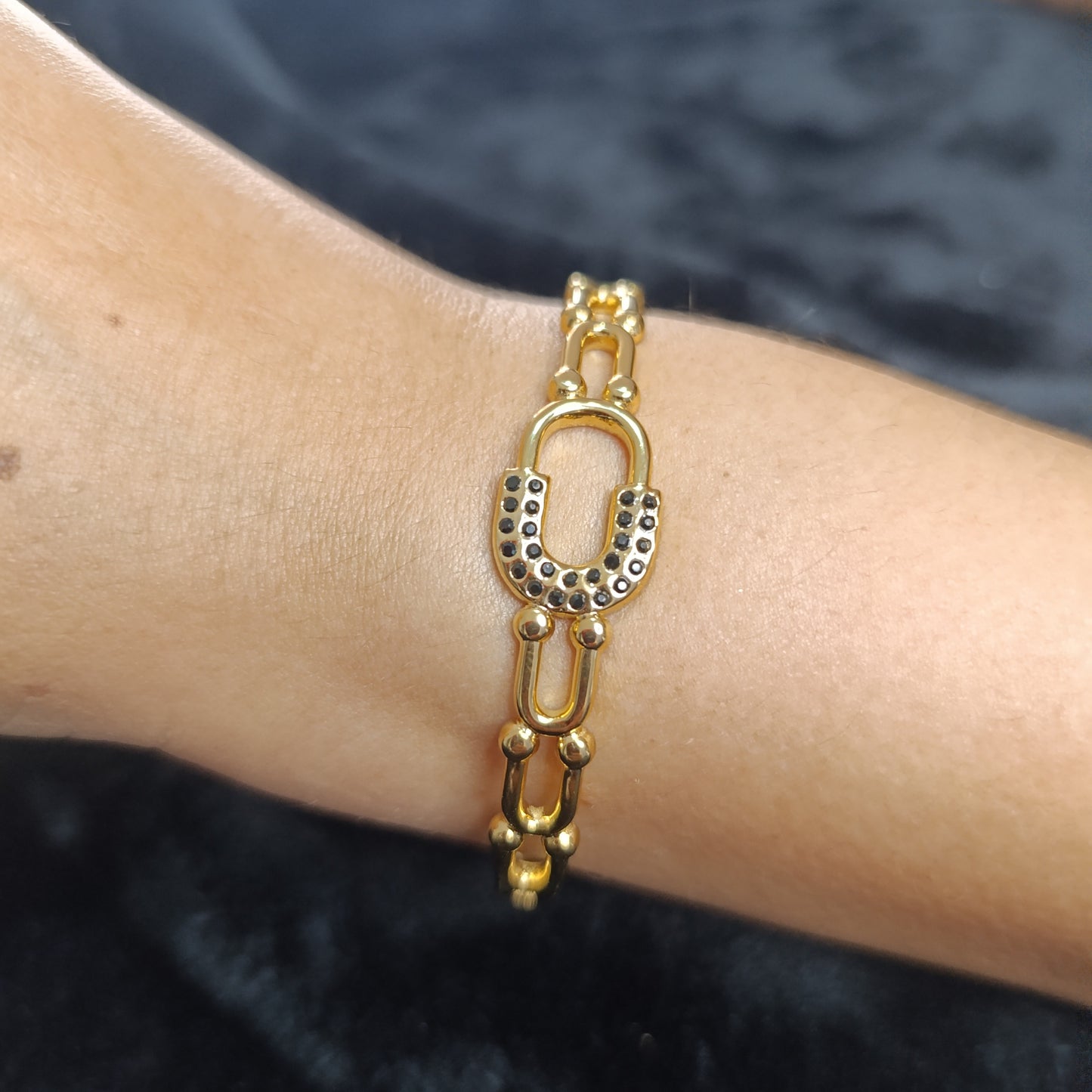 Pulsera Dorada Tipo Tifany con Hebilla Diamantes Negros