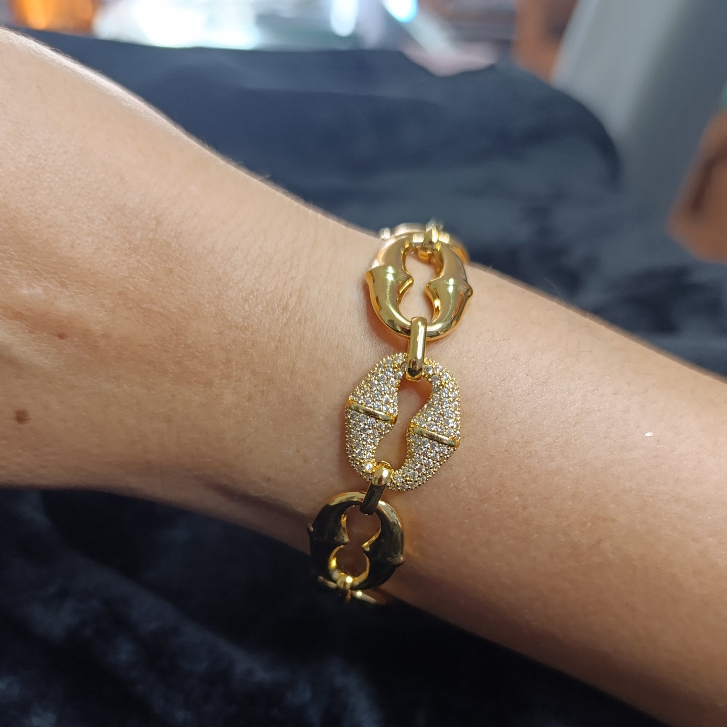 Pulsera Dorada y Circón Geométrica Labios