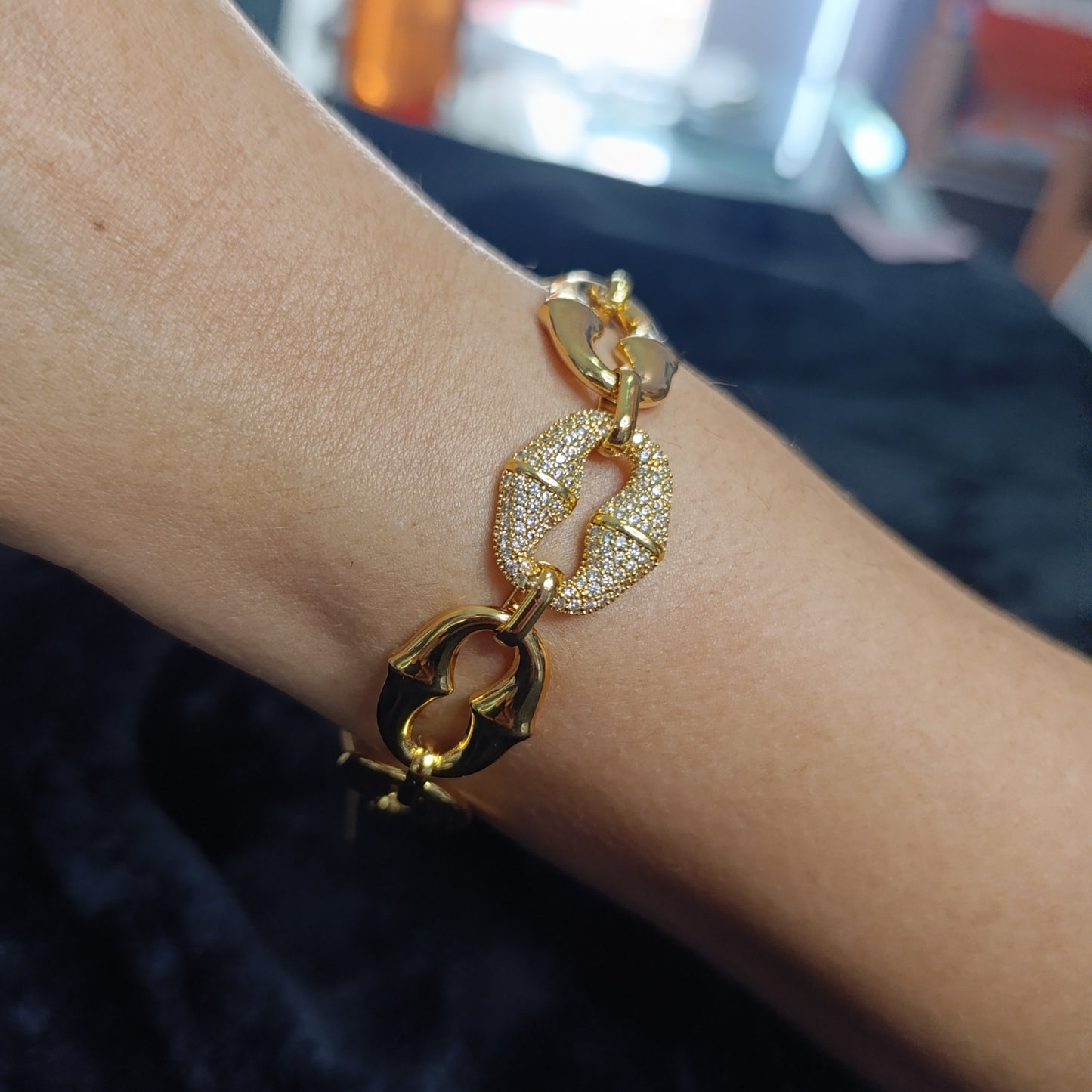 Pulsera Dorada y Circón Geométrica Labios