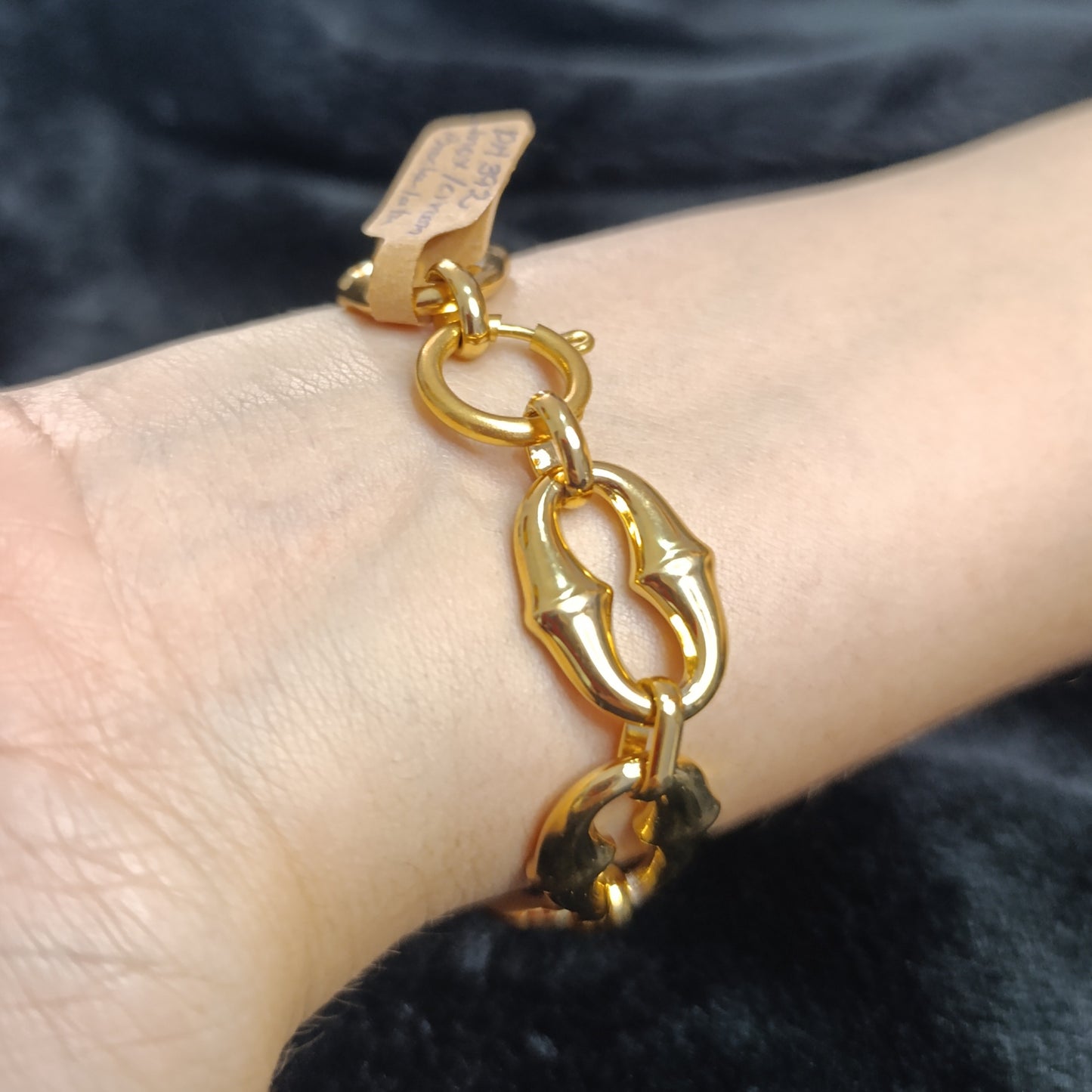 Pulsera Dorada y Circón Geométrica Labios