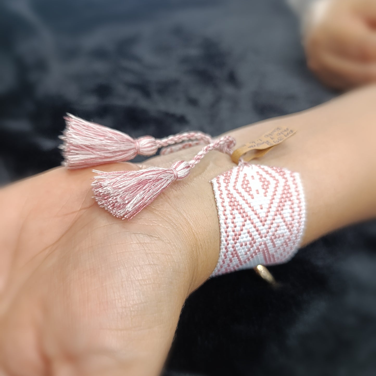 Pulsera Tejida Blanco y Rosa Cabeza de Toro