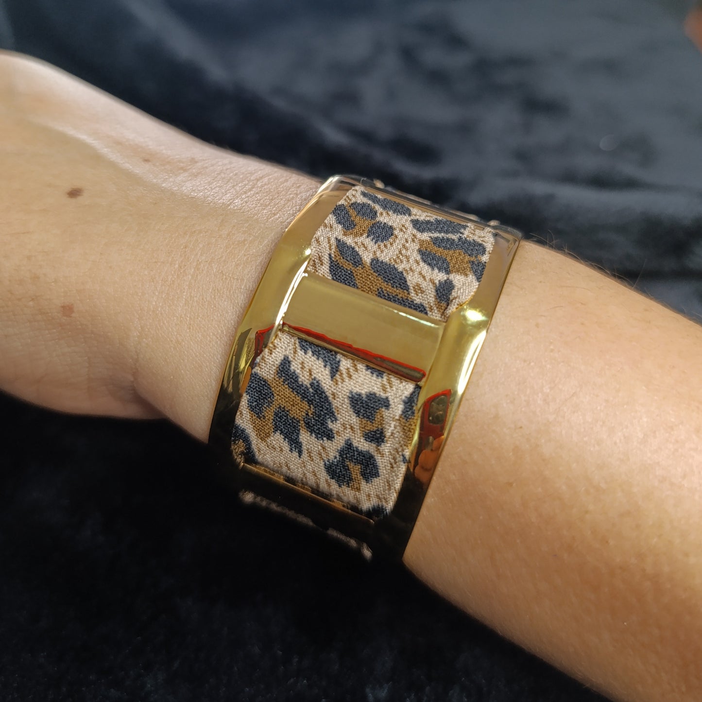 Pulsera Dorada y Tela Animal Print Cuadrada