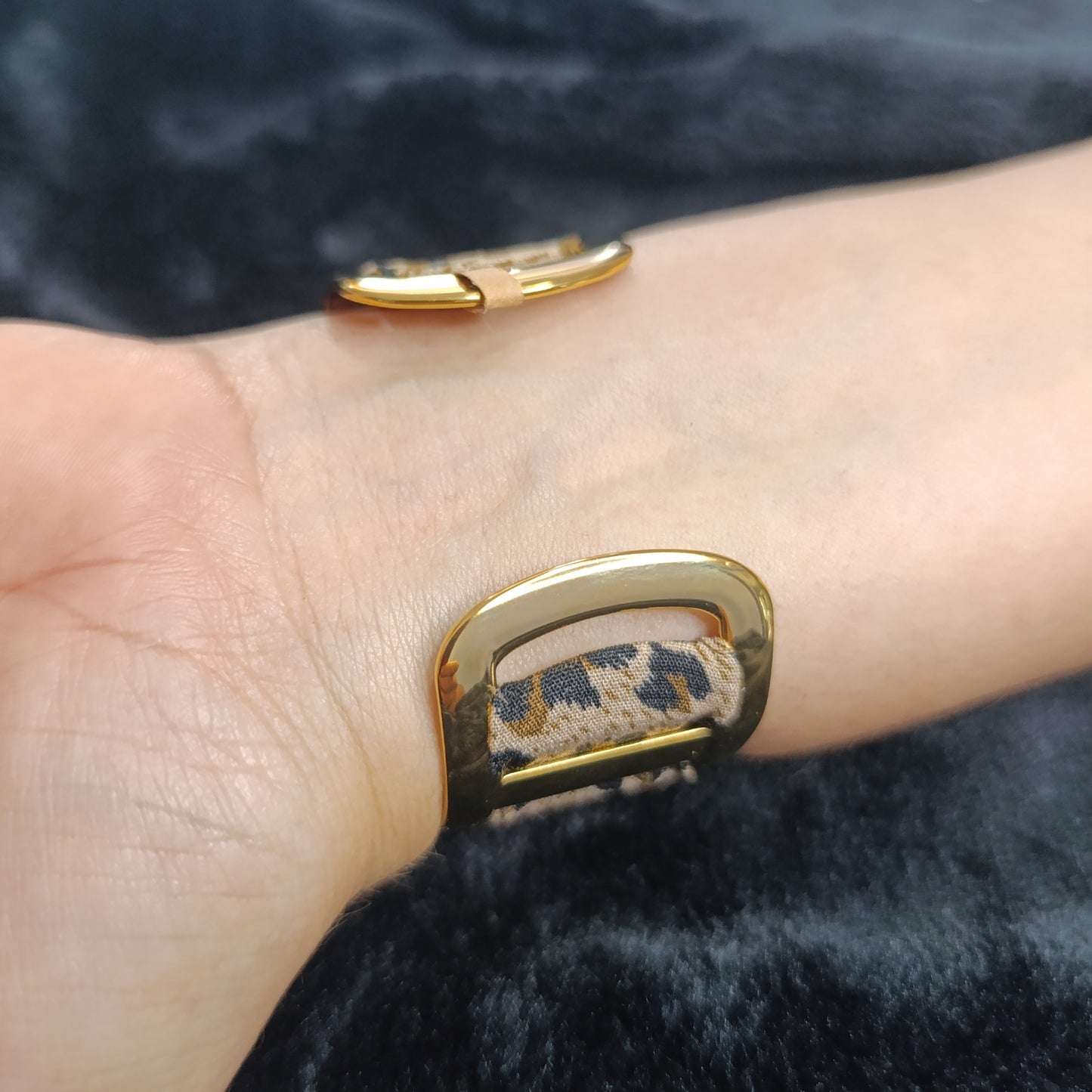 Pulsera Dorada y Tela Animal Print Cuadrada