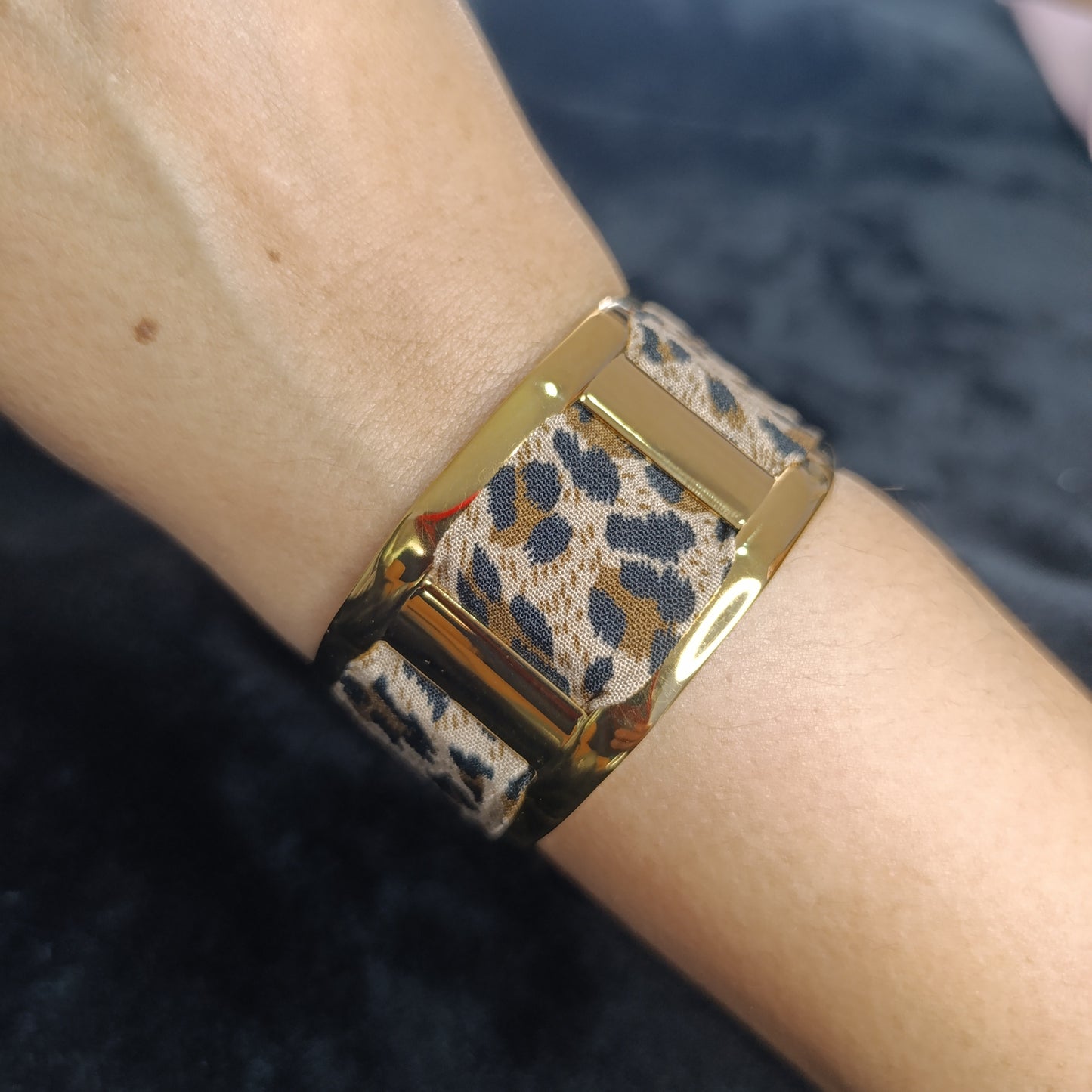 Pulsera Dorada y Tela Animal Print Cuadrada