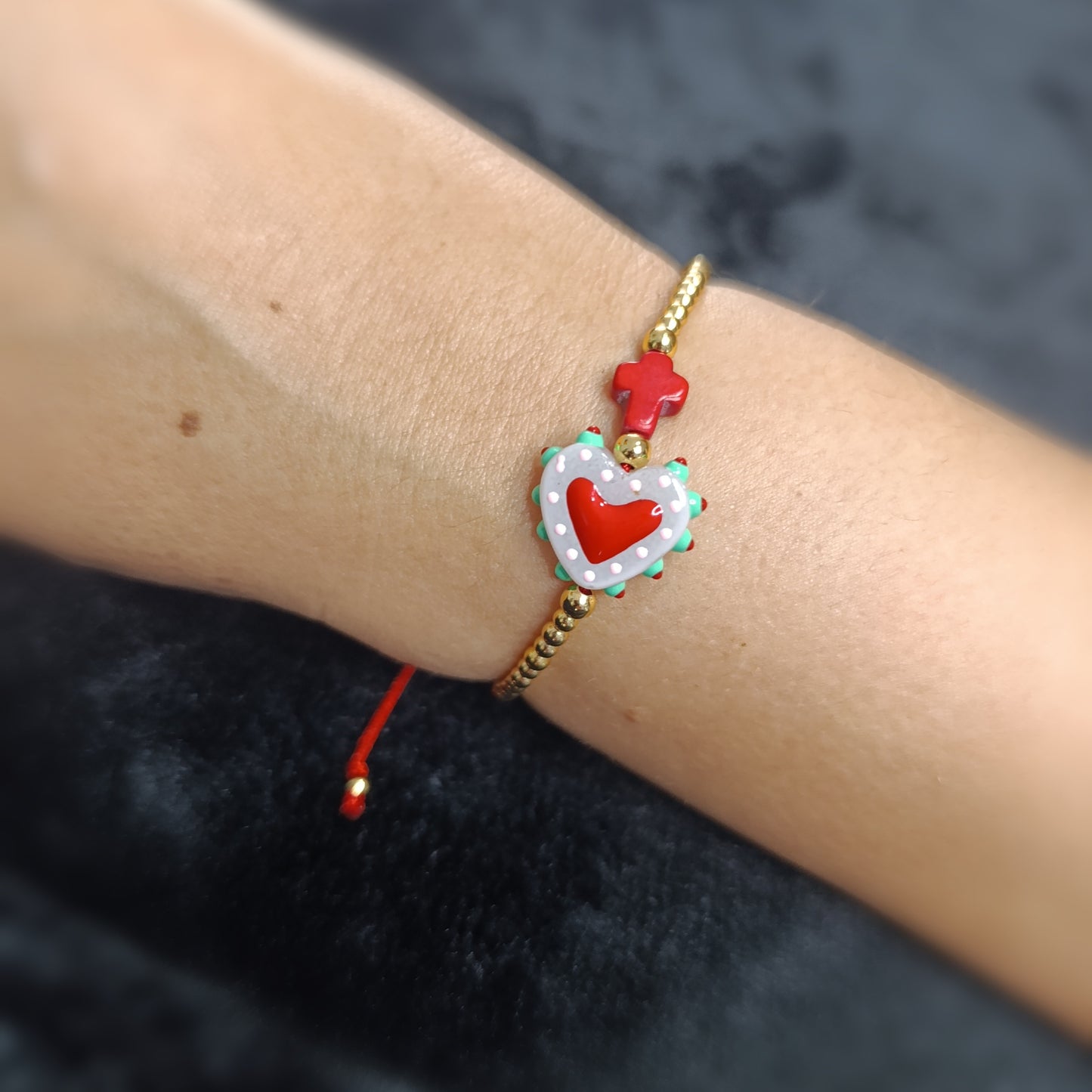 Pulsera Ajustable Cuencas Doradas Dije Corazón Verde Rojo
