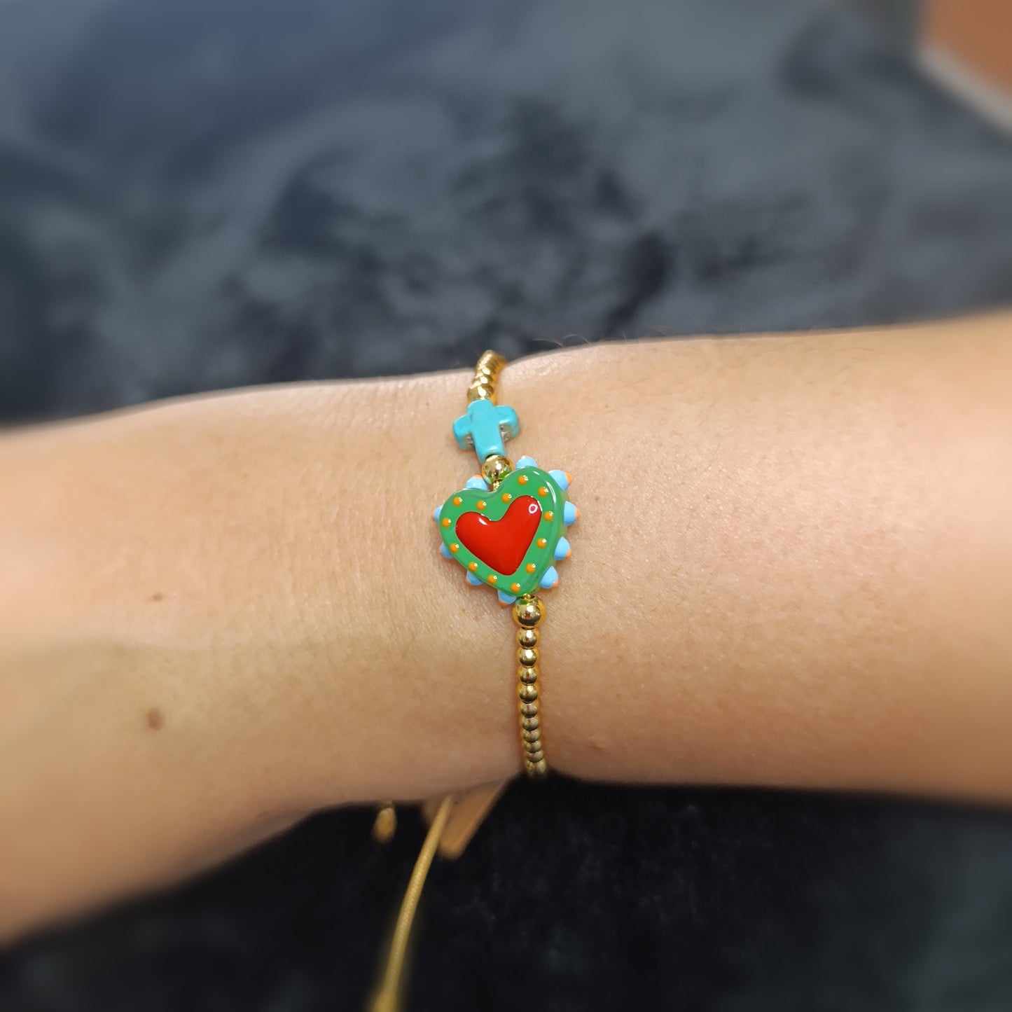 Pulsera Ajustable Cuencas Doradas Dije Corazón Blanco Rojo