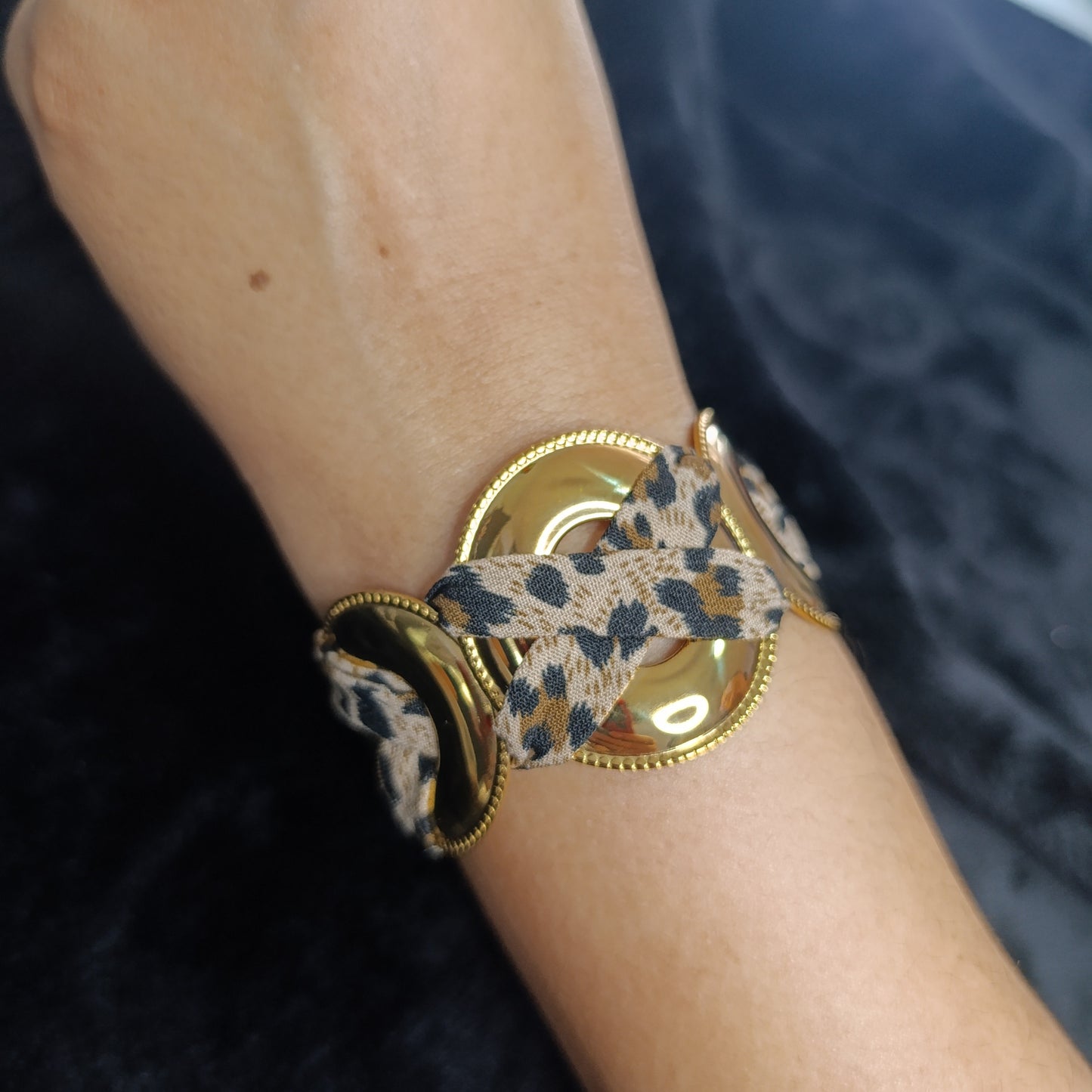 Pulsera Dorada y Tela Animal Print Circular
