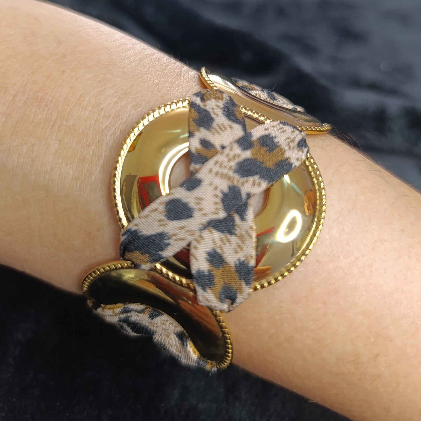 Pulsera Dorada y Tela Animal Print Circular
