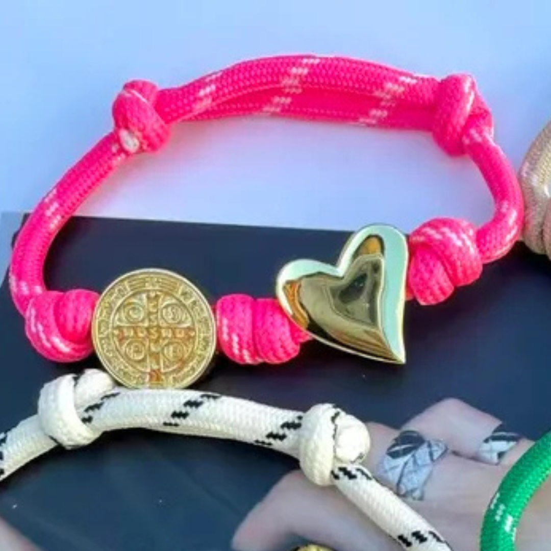 Pulsera Cordón Rosa Fuerte Dijes Corazón y San Benito