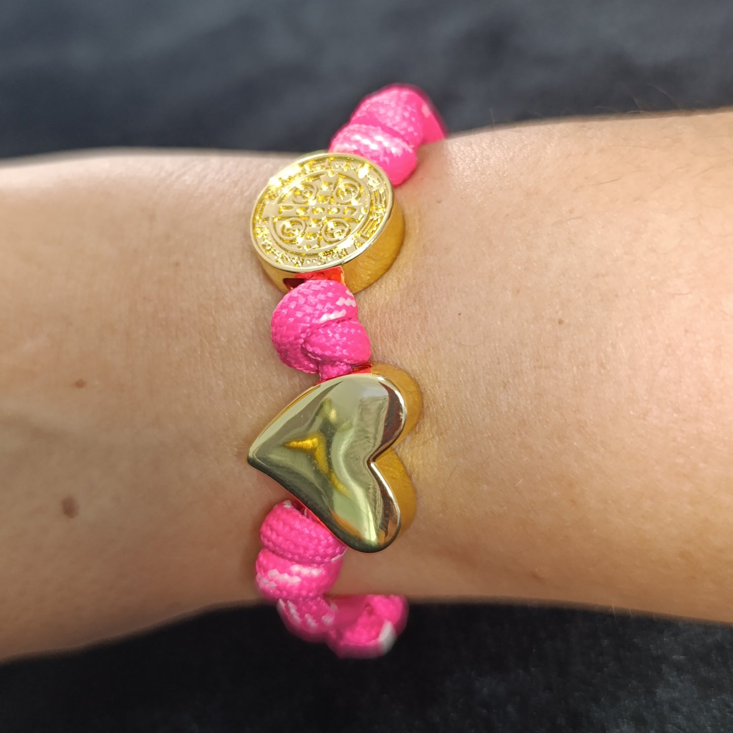 Pulsera Cordón Rosa Fuerte Dijes Corazón y San Benito