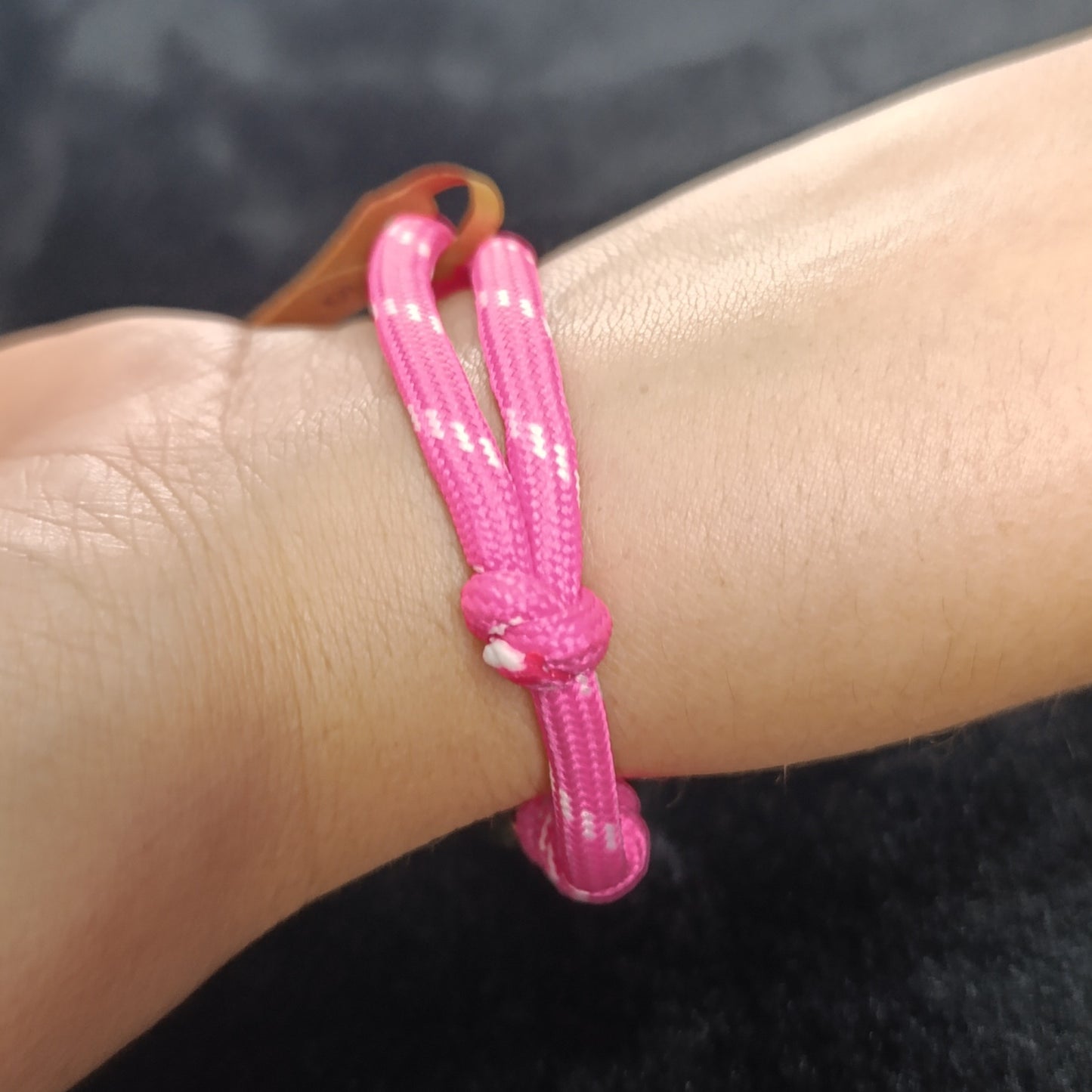 Pulsera Cordón Rosa Fuerte Dijes Corazón y San Benito