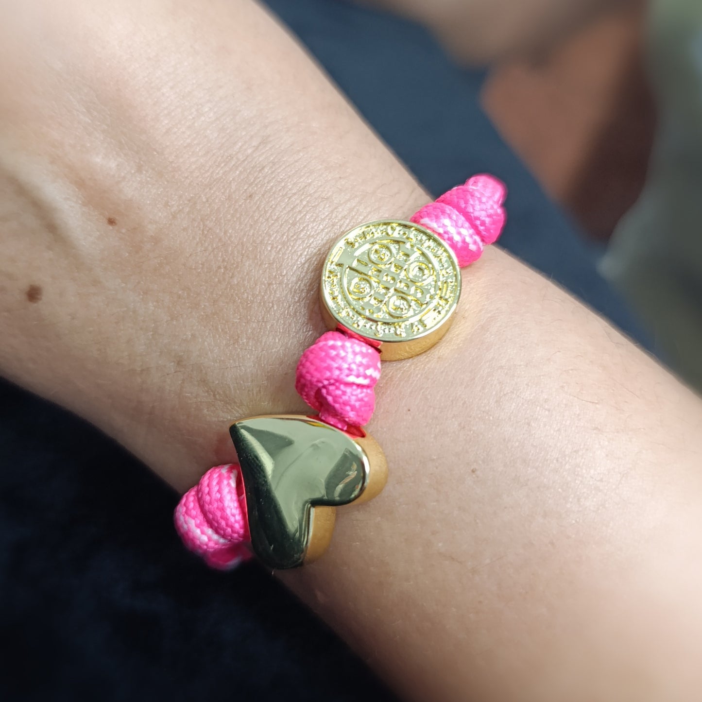 Pulsera Cordón Rosa Fuerte Dijes Corazón y San Benito