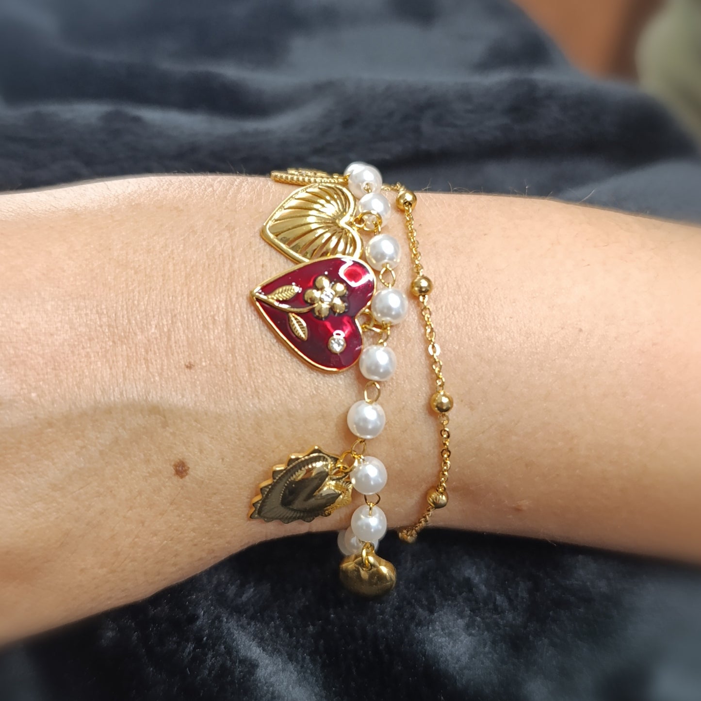 Pulsera Doble Cadena Dorada y Perlas Dijes Corazones