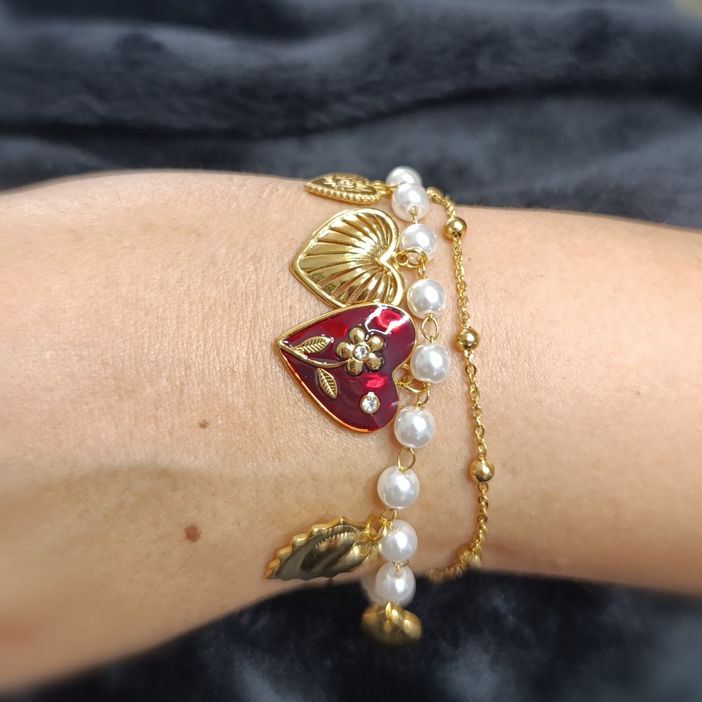 Pulsera Doble Cadena Dorada y Perlas Dijes Corazones