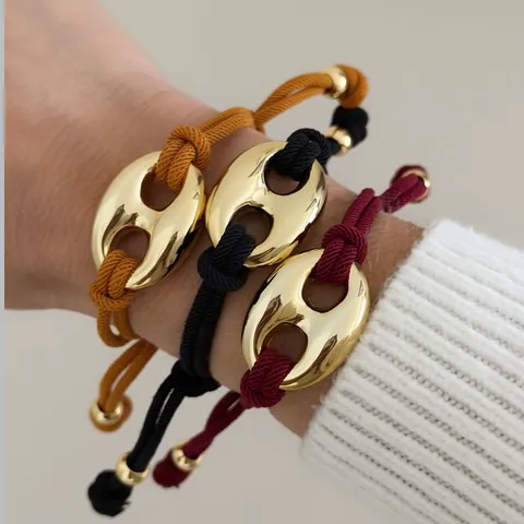 Pulsera Cordón Negro y Trompa Cochino Dorado