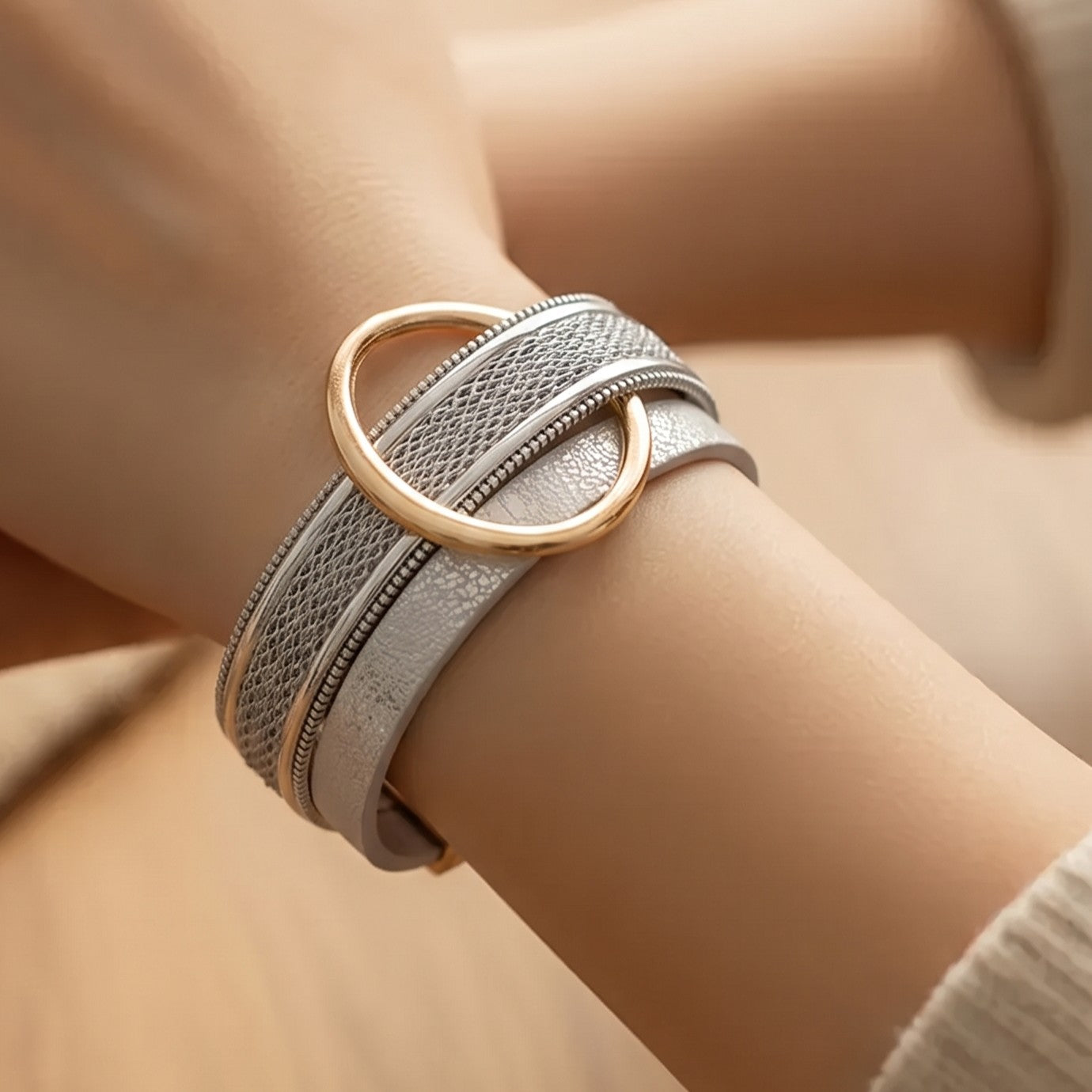 Pulsera Piel Sintética Plateada Aro Dorado