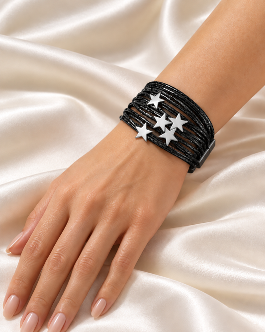 Pulsera Piel Sintética Color Negra Estrellas Plateadas