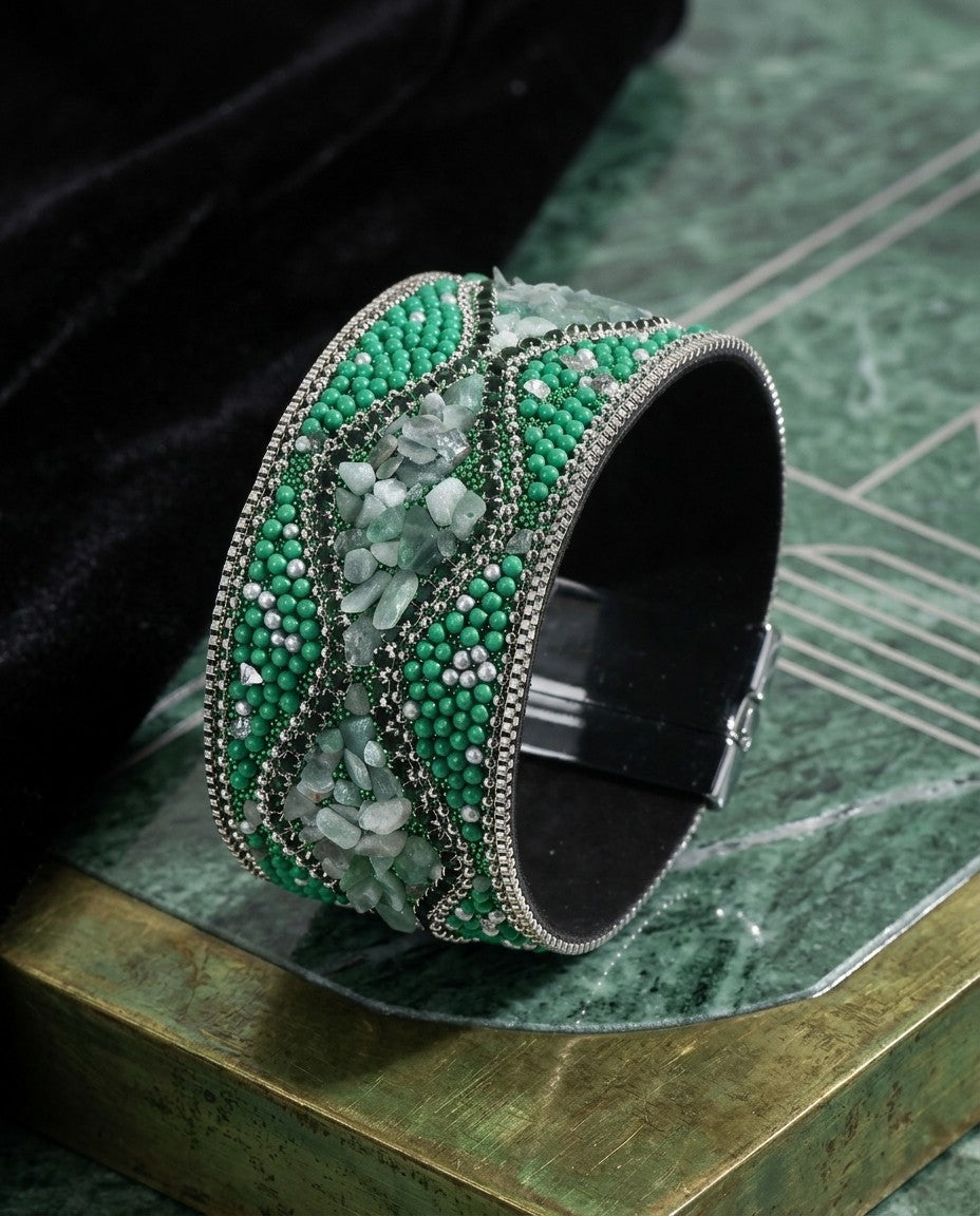 Pulsera Piel Sintética Chaquiras y Piedras Verdes
