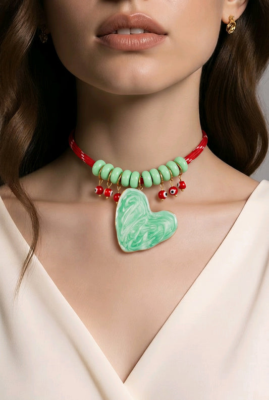 Collar Cordón Rojo Cuencas Verdes Dije Corazón Verde